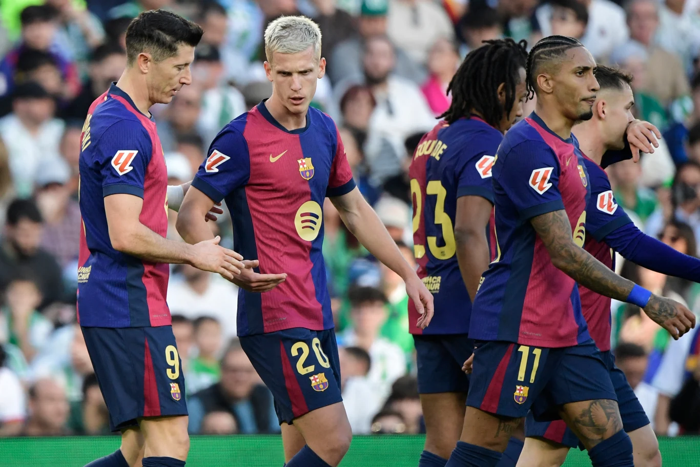 Dani Olmo (nr 20) nie pomoże Barcelonie we wtorkowym meczu z Benficą w Lidze Mistrzów
