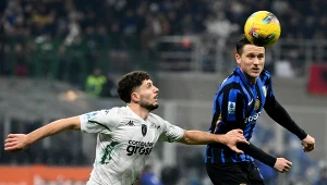 Piotr Zieliński (z prawej) znalazł się w wyjściowej jedenastce Interu Mediolan, ale zaliczył do cna jałowy występ.  