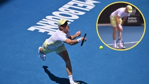 Jannik Sinner był wykończony (w kółeczku) po akcji określonej później "punktem turnieju"