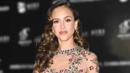 Jessica Alba jest po 40., a wygląda jak dwudziestolatka. Jaki jest sekret jej nieskazitelnej cery i pięknej figury?