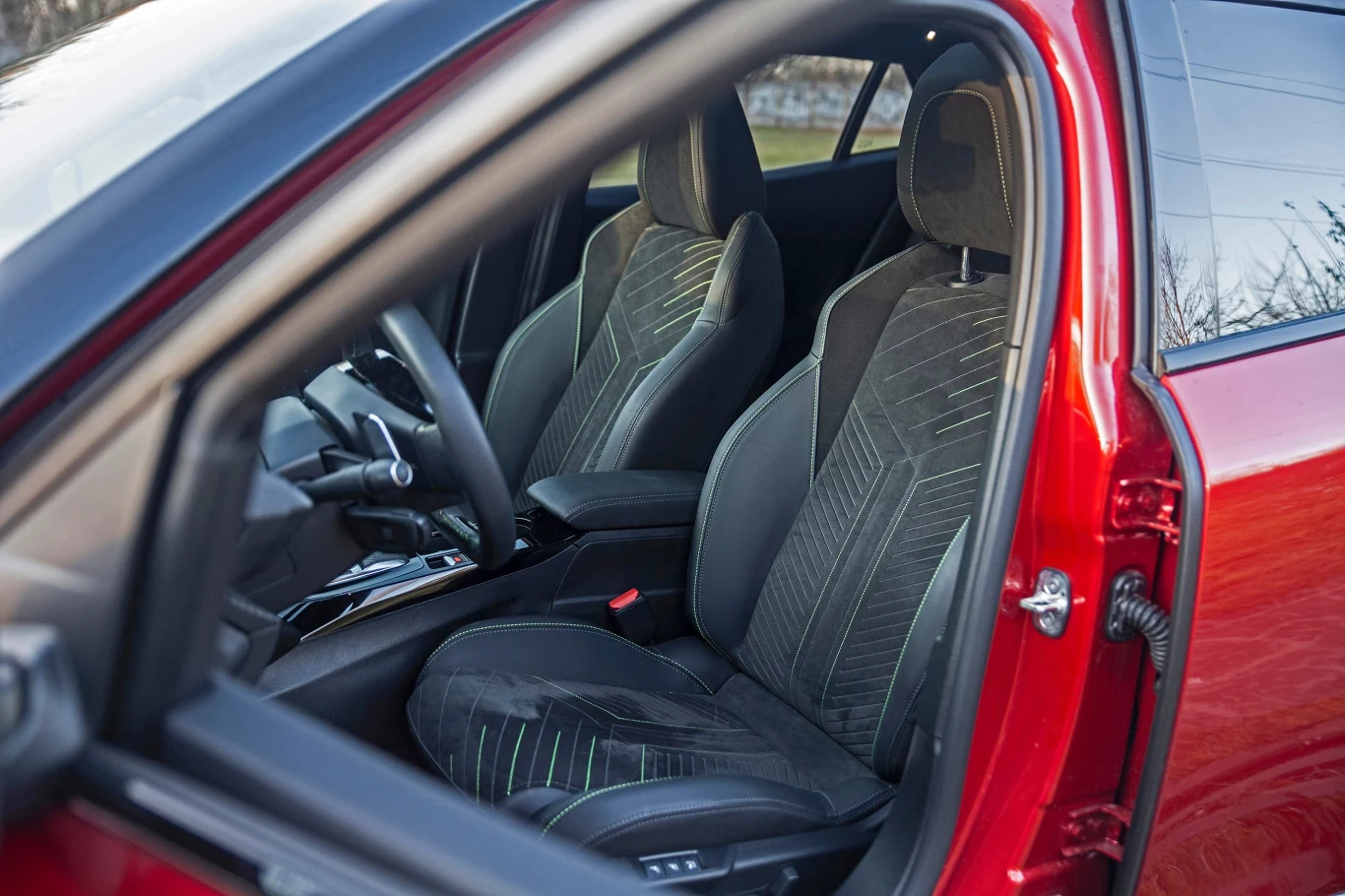 Przednie fotele 2008 wyglądają naprawdę dobrze, ale pod warunkiem, że wybierzemy topową odmianę GT Przednie fotele 2008 wyglądają naprawdę dobrze, ale pod warunkiem, że wybierzemy topową odmianę GT