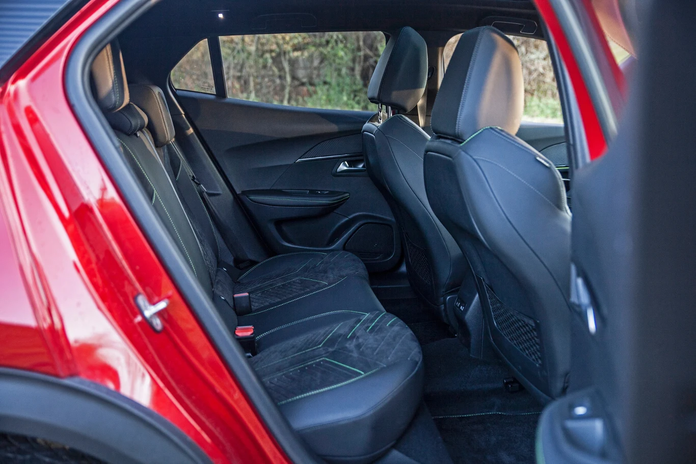 Ilość miejsca z tyłu jest zadowalająca jak na miejskiego SUV-a Ilość miejsca z tyłu jest zadowalająca jak na miejskiego SUV-a