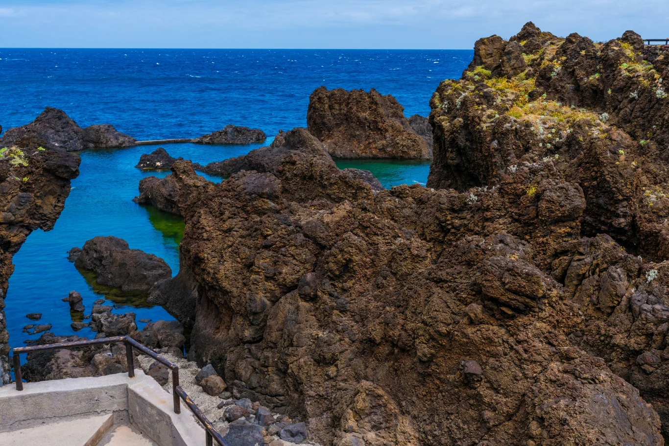 W Porto Moniz, na północno-zachodnim wybrzeżu Madery znajdują się naturalne baseny uformowane przez lawę. W Porto Moniz, na północno-zachodnim wybrzeżu Madery znajdują się naturalne baseny uformowane przez lawę.