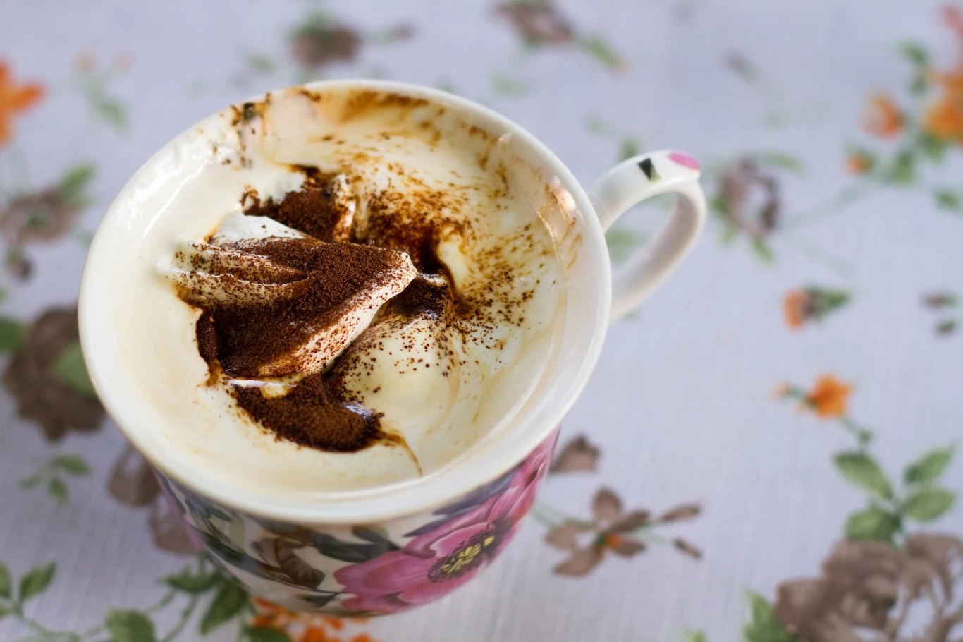 Chai latte to "kawa", którą możesz delektować się nawet o późnej porze. Oczywiście, jeśli zrobisz ją na bazie rumianku, który nie zawiera kofeiny Chai latte to "kawa", którą możesz delektować się nawet o późnej porze. Oczywiście, jeśli zrobisz ją na bazie rumianku, który nie zawiera kofeiny