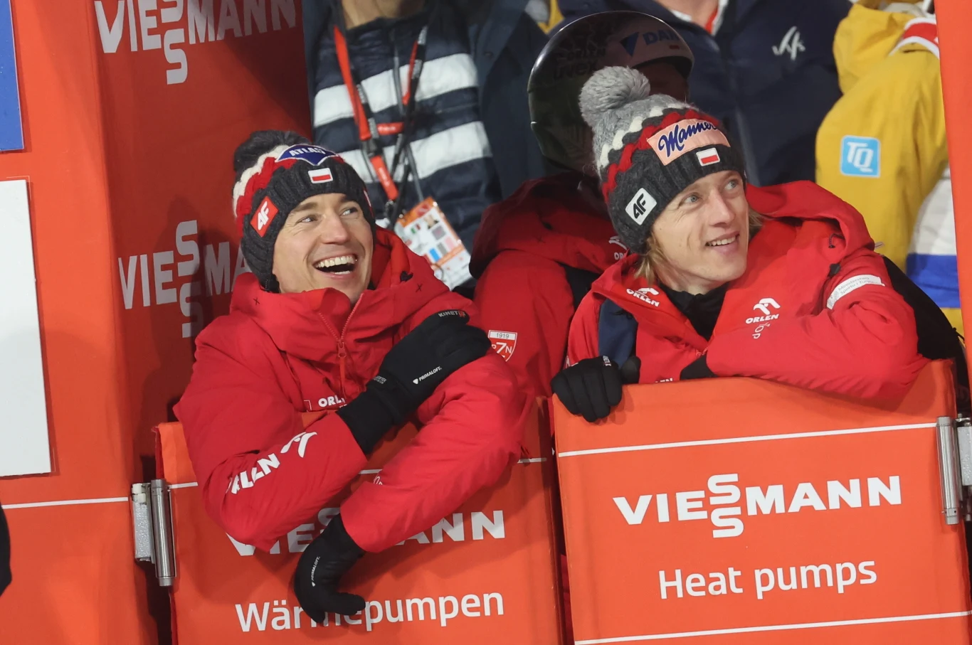 Kamil Stoch i Dawid Kubacki cieszą się po skoku Pawła Wąska