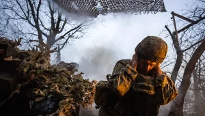 Ukraińscy żołnierze obsługują haubicę D-30 niedaleko miejscowości Łypci w rejonie charkowskim