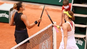 Aryna Sabalenka i Anastazja Pawluczenkowa po meczu w Roland Garros. Zdenerwowana Białorusinka rzucała wtedy rakietą