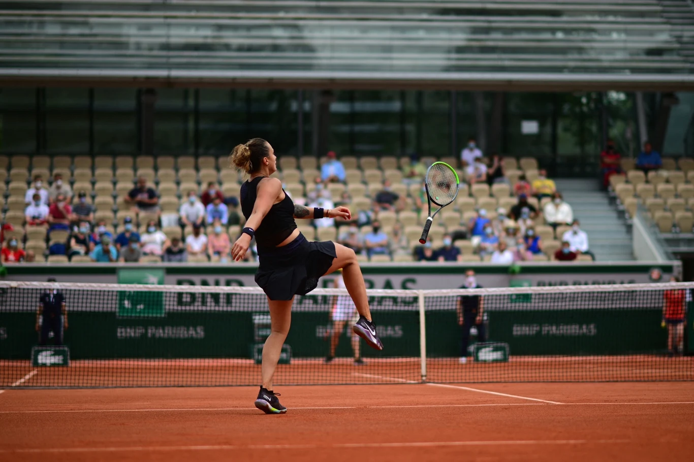 Wściekła Aryna Sabalenka w meczu z Anastazją Pawluczenkową w Roland Garros'2021. Kopnęła wtedy... swoją rakietę
