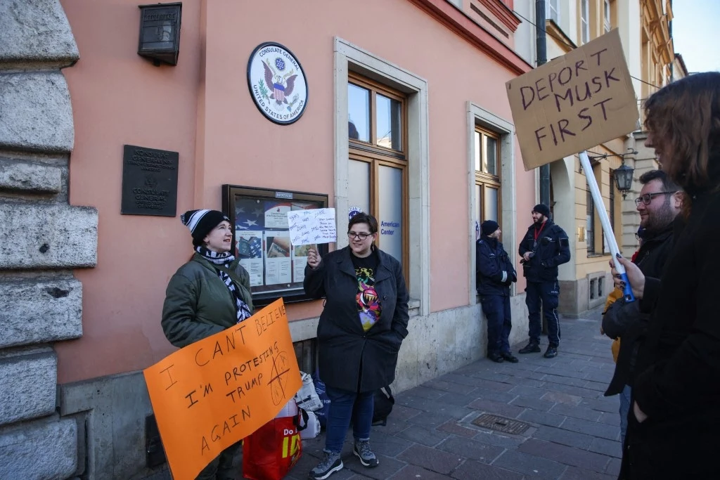 Protest w Krakowie. Domagali się, aby Donald Trump w pierwszej kolejności deportował z USA Elona Muska Protest w Krakowie. Domagali się, aby Donald Trump w pierwszej kolejności deportował z USA Elona Muska