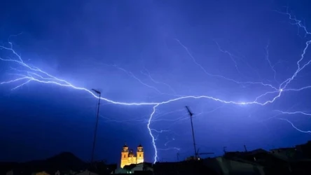 Jak długi był najdłuższy piorun zarejestrowany w ziemskiej atmosferze? Znacznie dłuższy niż ten na zdjęciu.../Getty Images