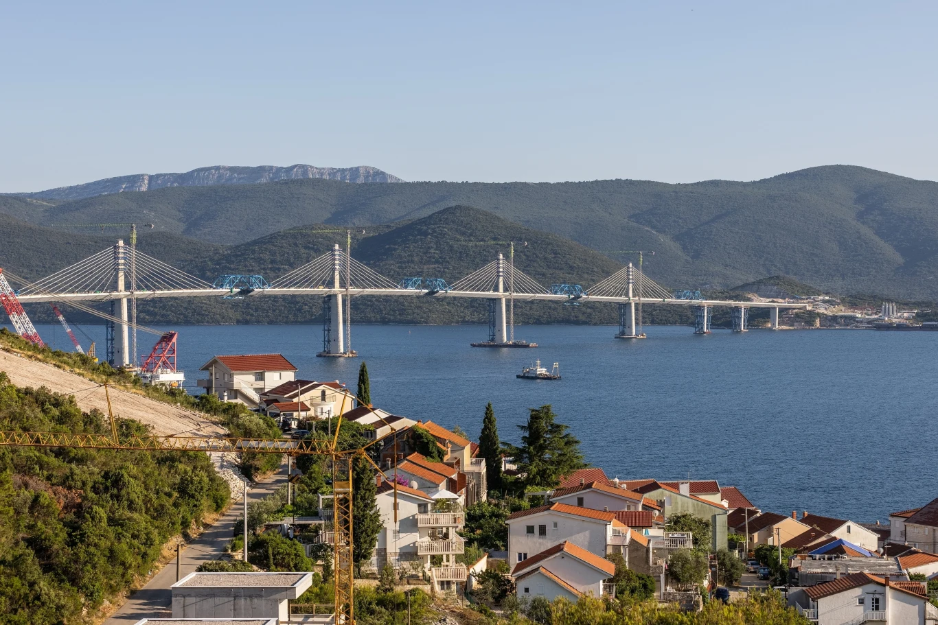 Ploče to chorwackie miasto leżące nad Morzem Adriatyckim. Cechuje je jednak portowy charakter, przez co nie zachęca do wypoczynku. 