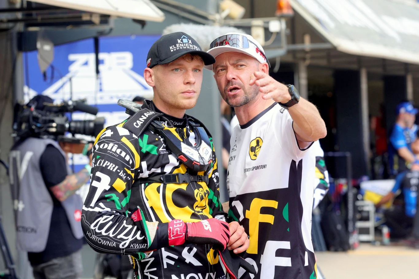 Michał Curzytek z dyrektorem Piotrem Protasiewiczem.