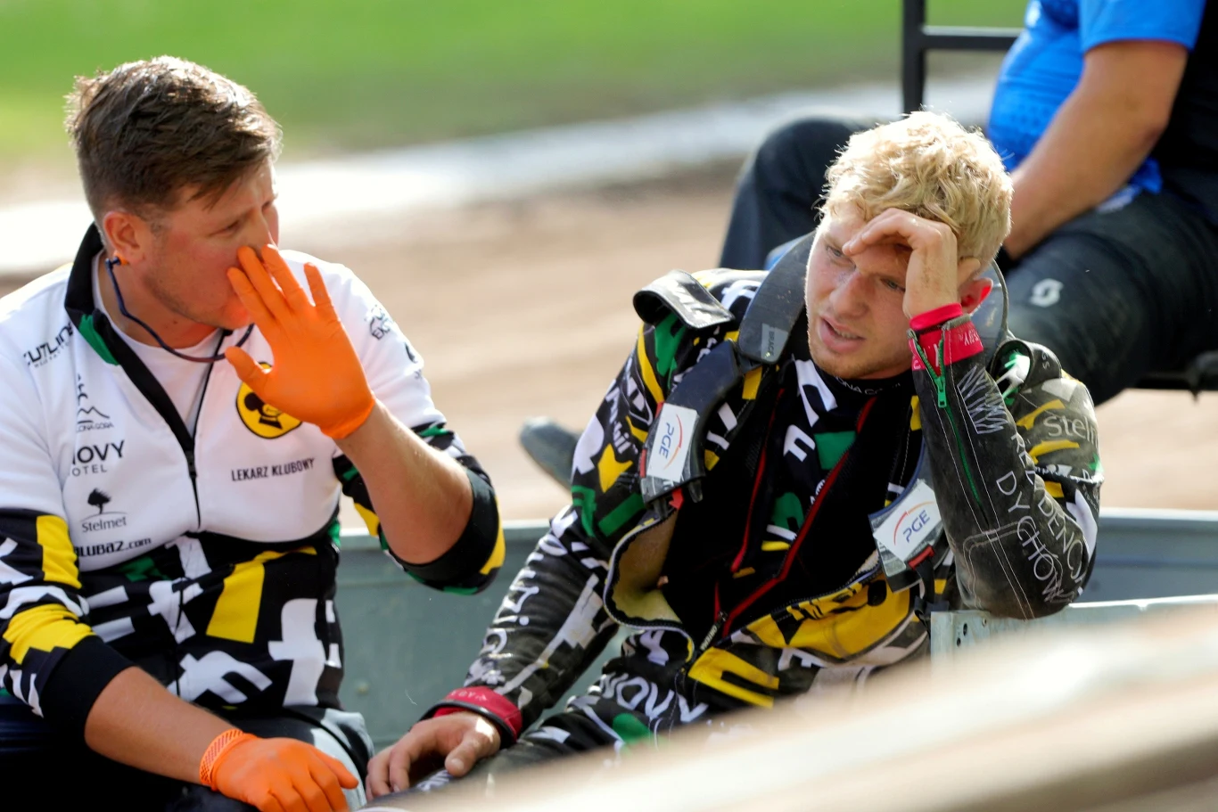 Michał Curzytek po upadku. Zjeżdża z toru z lekarzem klubowym.