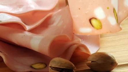 Mortadela to włoska wędlina, częstym dodatkiem są tu pistacje 