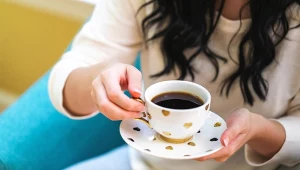 Picie napojów zawierających kofeinę do i po posiłku zmniejsza wchłanianie żelaza