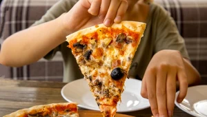 Uwielbiasz pizzę i mógłbyś jeść ją codziennie? Sprawdź, jak jedzenie pizzy wpływa na ciało i czy coś można z tym zrobić