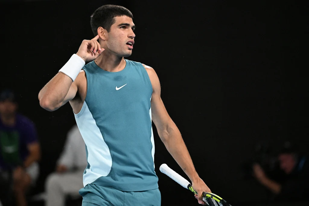 Carlos Alcaraz w pierwszym secie meczu z Novakiem Djokoviciem