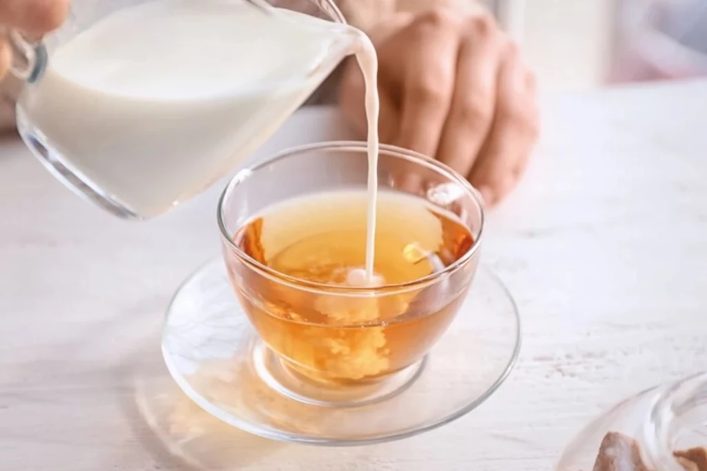 Picie szklanki mleka dziennie może zmniejszyć ryzyko nowotworu jelita grubego. Dlaczego?