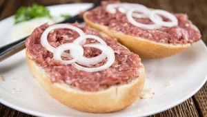 W Niemczech to prawdziwy przysmak. W Polsce zajadano w PRL, dziś najlepsza jest ta domowej roboty 