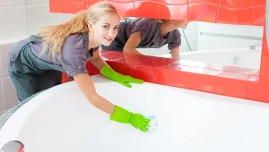 Tak szybko wyczyścisz wannę. Wystarczy, że wymieszasz to z wodą 