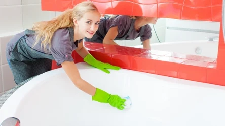 Wannę można szybko wyczyścić domowym sposobem. 