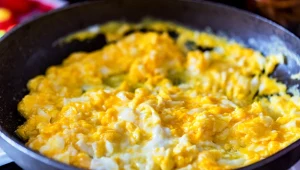 Na czym najlepiej smażyć jajecznicę? Niestety nie jest to masło