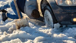 Wystarczy prosty błąd bu utknąć na dobre w zaspie. Jak z niej wyjechać?
