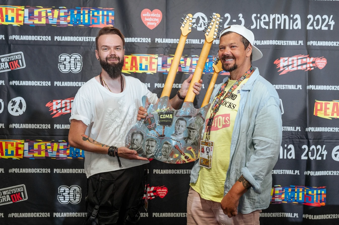 Szymon Chwalisz i Michał Figurski ze specjalną gitarą podczas 30. Pol'and'Rock Festivalu 2024 Szymon Chwalisz i Michał Figurski ze specjalną gitarą podczas 30. Pol'and'Rock Festivalu 2024