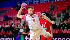 Łukasz Rogulski rzuca na bramkę Algierii