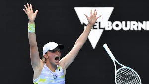 Radość Igi Świątek po jedynym w jej karierze wygranym meczu w ćwierćfinale Australian Open. Trzy lata temu pokonała Kaię Kanepi