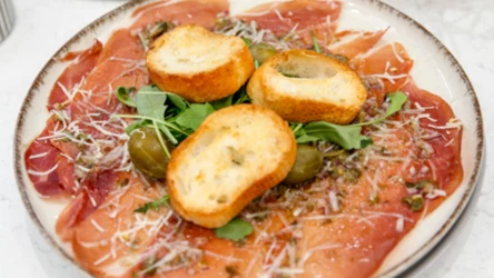 Goście będą zachwyceni! Carpaccio z szynki parmeńskiej w przepisie Jurka Sobieniaka