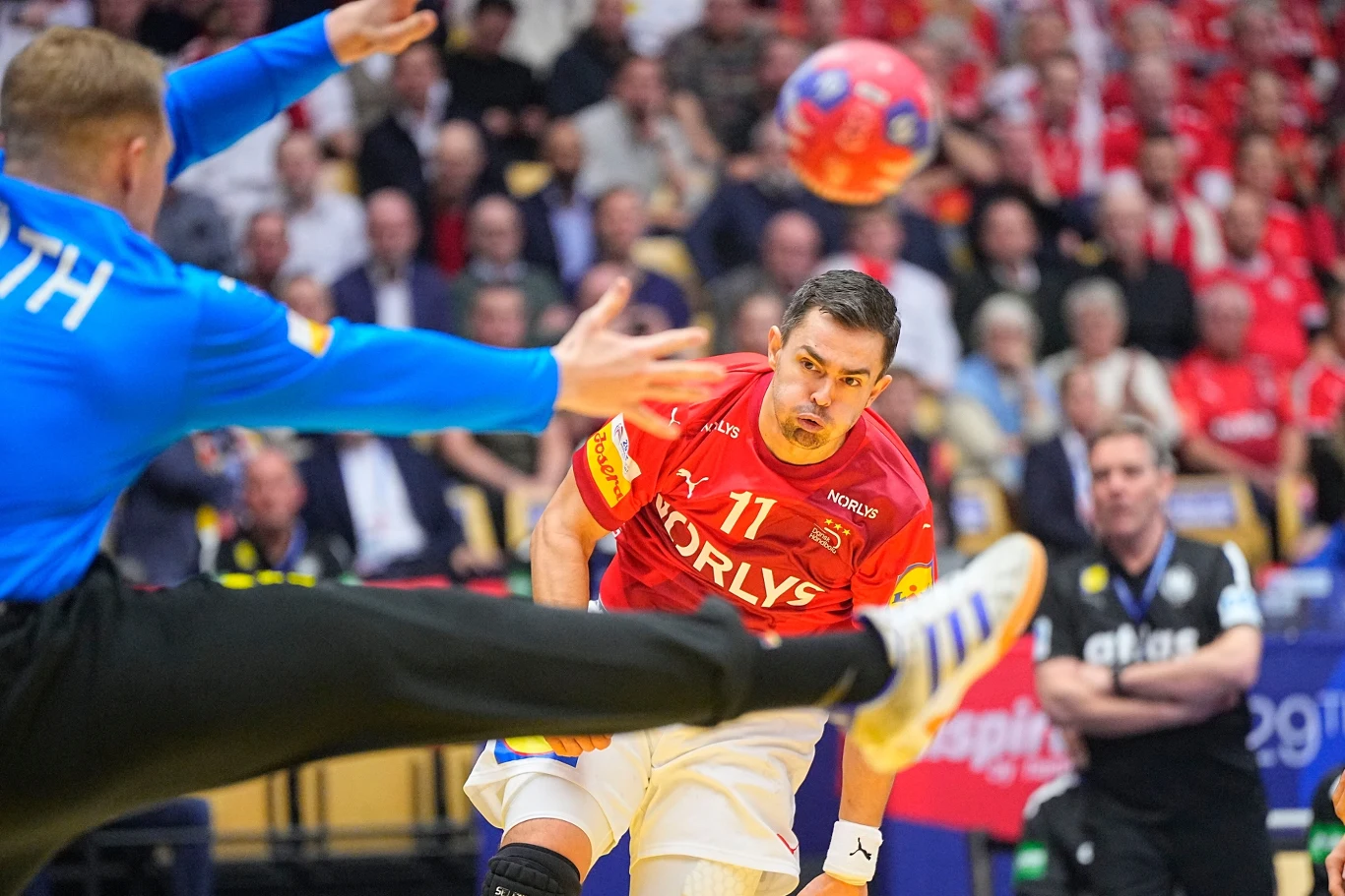 Rasmus Lauge rzuca na bramkę Davida Spätha