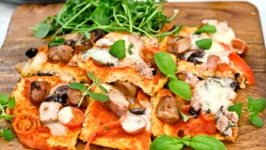 Bez glutenu, bez mąki, ale za to pełna smaku. Pizza kalafiorowa z tuńczykiem według Ewy Olejniczak
