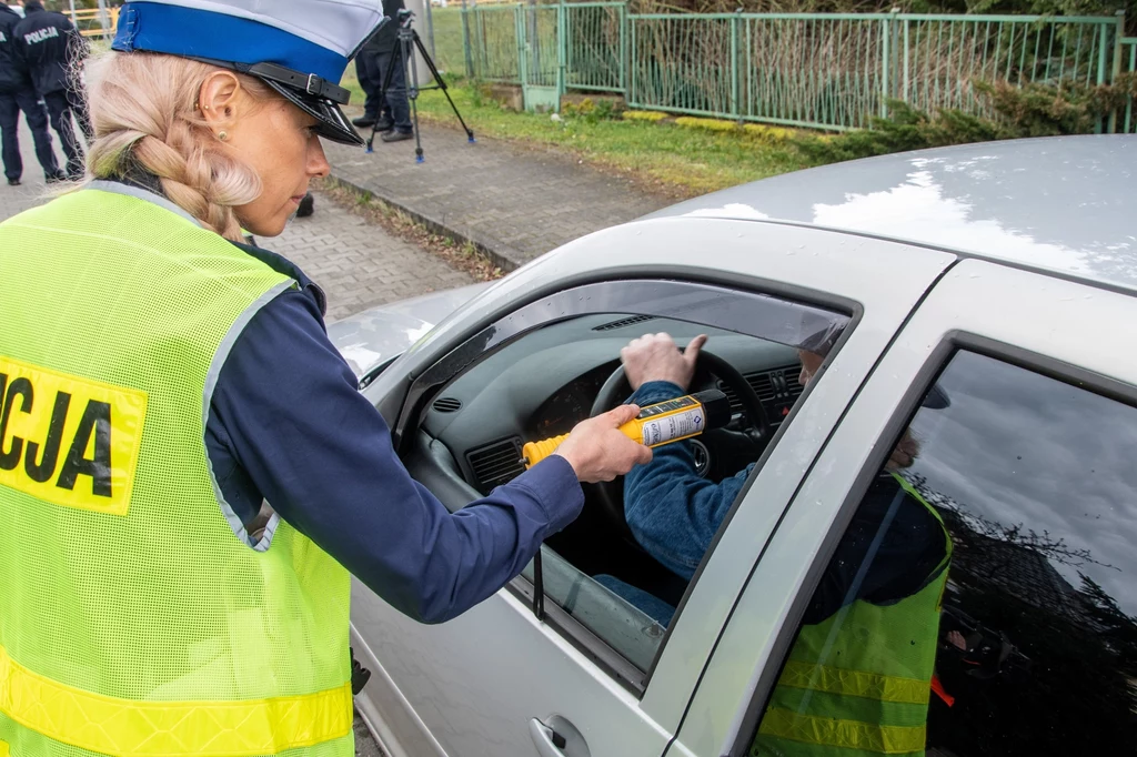 Nietrzeźwość to wciąż poważny problem na polskich drogach. W ubiegłym roku zatrzymano ponad 90 tys. kierujących po alkoholu.