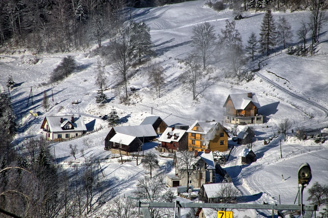 Muszyna to malownicze okolice, które zimą oferują zjawiskowe widoki, a także szereg atrakcji, takich jak chociażby stoki narciarskie.