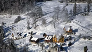 To uzdrowisko zaskakuje ilością atrakcji. Narty, tor saneczkowy i malownicze szlaki 