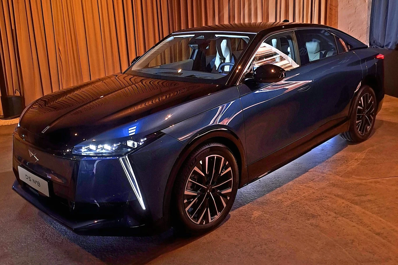 DS N8 dostępny jest w trzech wariantach napędu: 230, 245 i 350 KM.