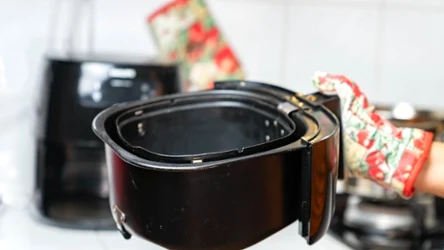 Przypalony air fryer doczyścimy szybko za pomocą produktów z kuchni. 