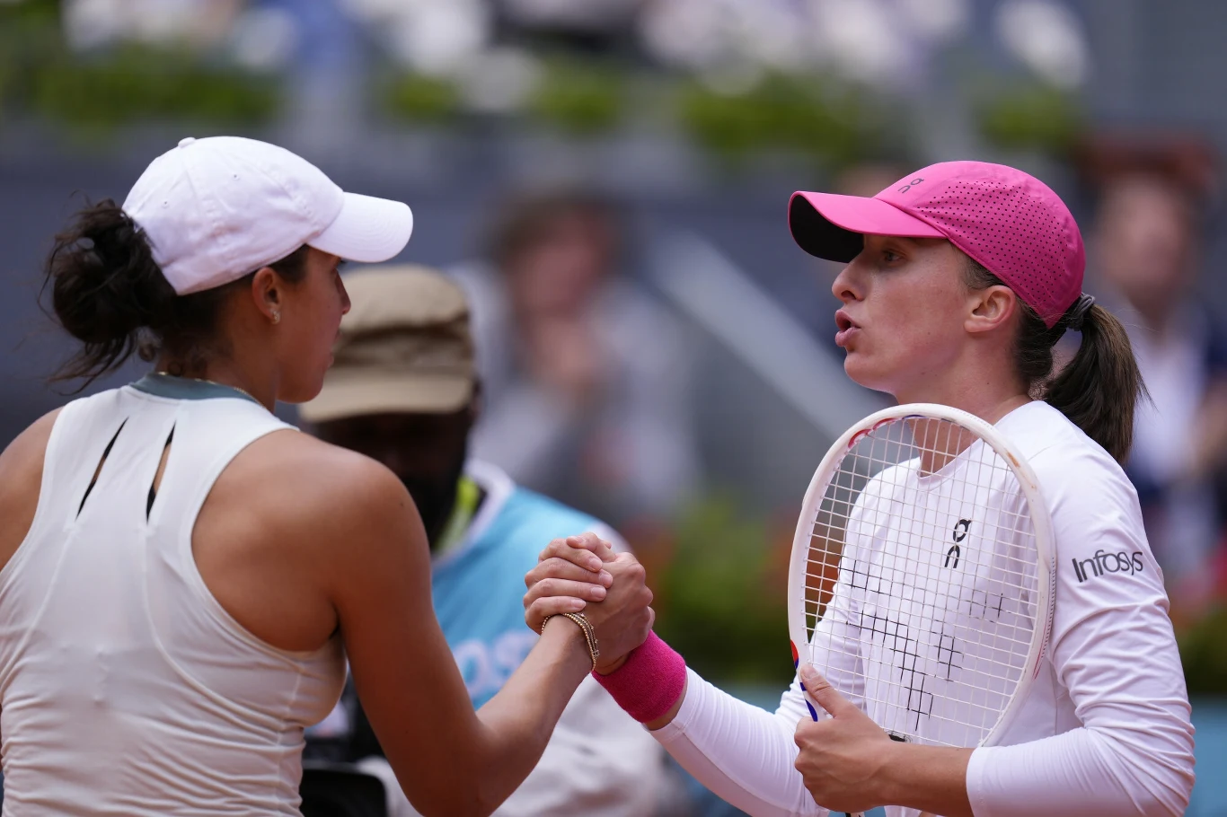 Iga Świątek i Madison Keys po ich półfinałowym spotkaniu w Madrycie. Dwa dni później Polka po raz pierwszy wygrała Mutua Madrid Open