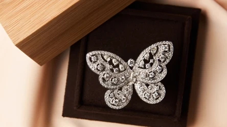 Broszki powracają do mody w 2025. Nieco zapomniane dodatki zyskują drugie życie. 