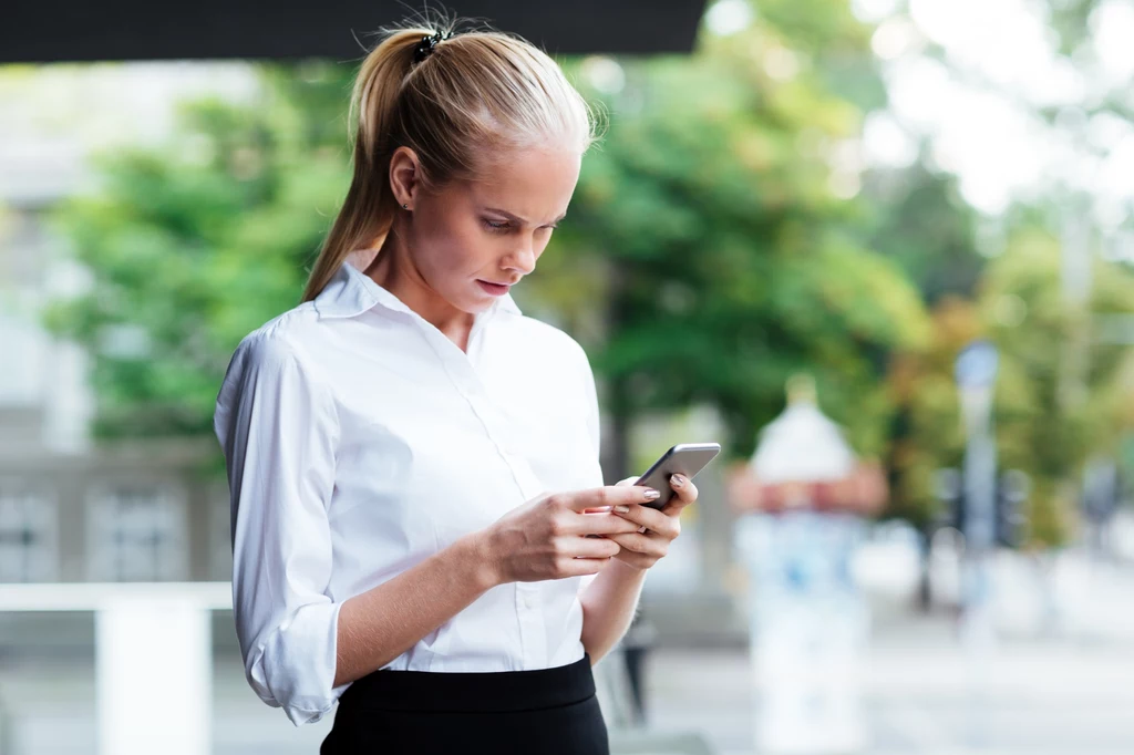 Zbyt częste pochylanie się na ekranem telefonu, może prowadzić do powstania kolejnych zmarszczek, które zyskały nazwę "Tech Neck Wrinkles"