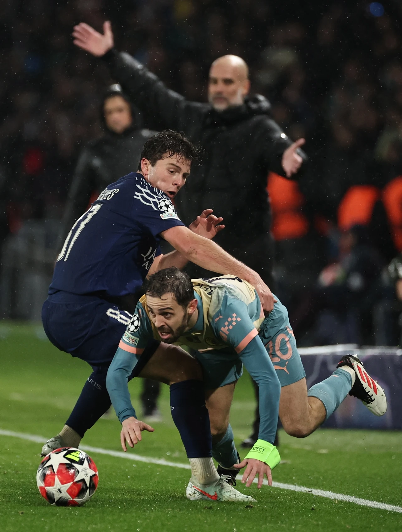 W grze Manchesteru City niewiele w tym sezonie się zgadza. Nawet kapitańska opaska nie chce trzymać się ramienia...