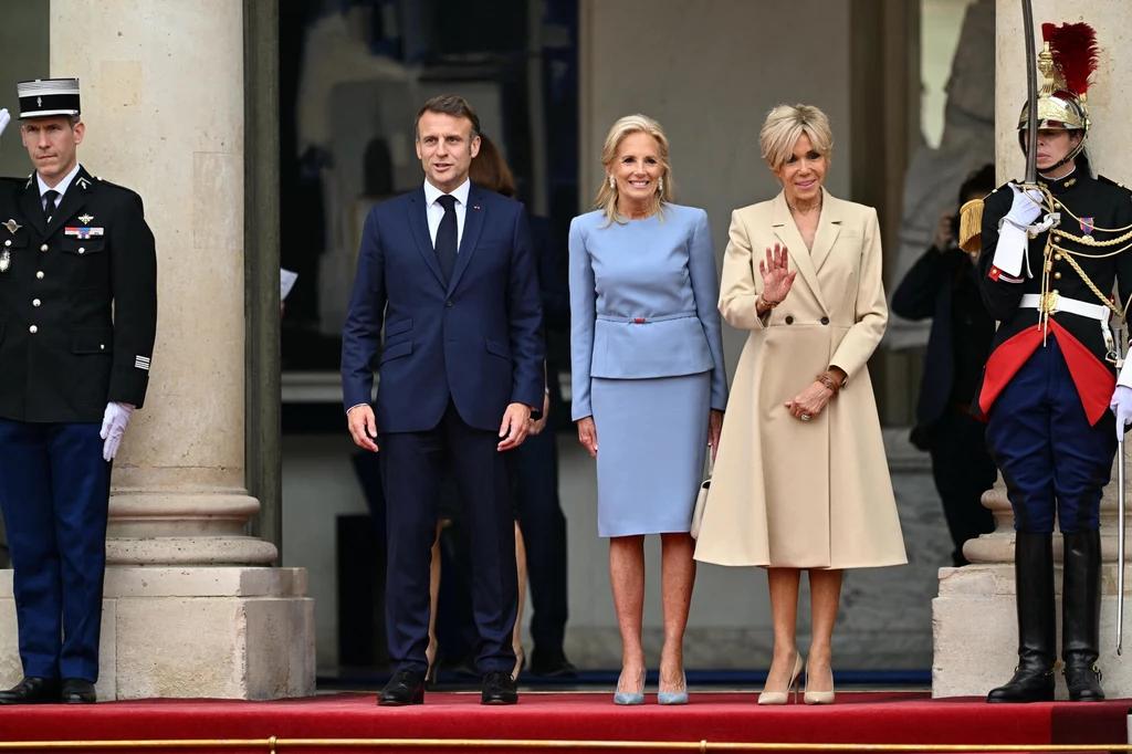 Ulubiony fason płaszcza Brigitte Macron. Ma ich kilka w różnych kolorach