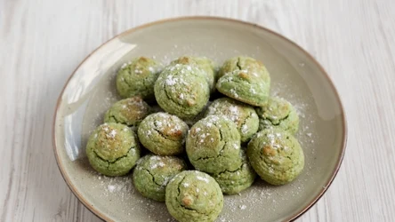 Przygotowanie kruchych ciastek o smaku pistacji jest banalnie proste. 
