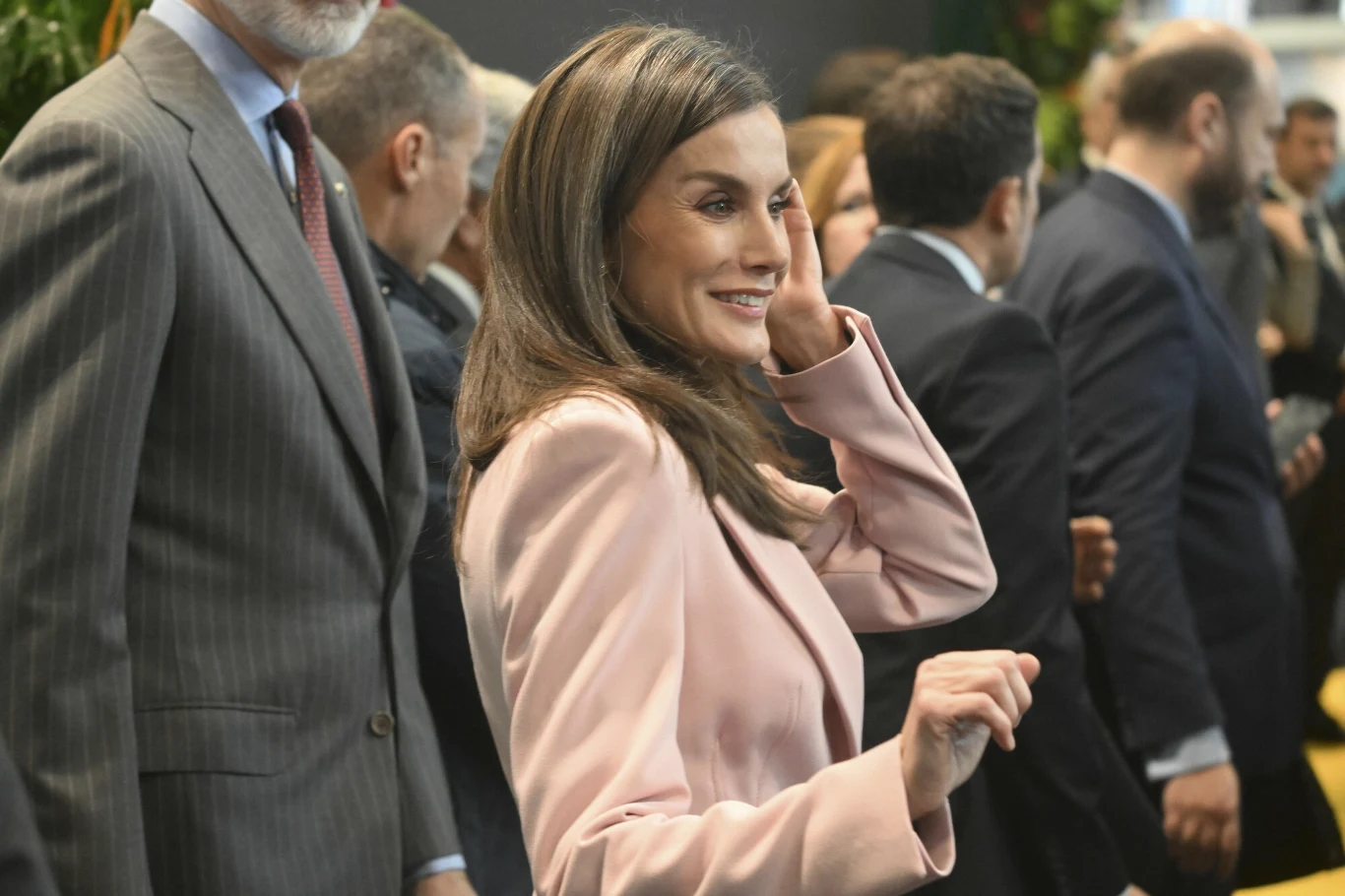Królowa Letizia wie, jak przyciągnąć spojrzenia innych Królowa Letizia wie, jak przyciągnąć spojrzenia innych
