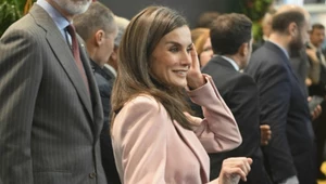 Królowa Letizia potrafi rzucać się w oczy. Co za połączenie