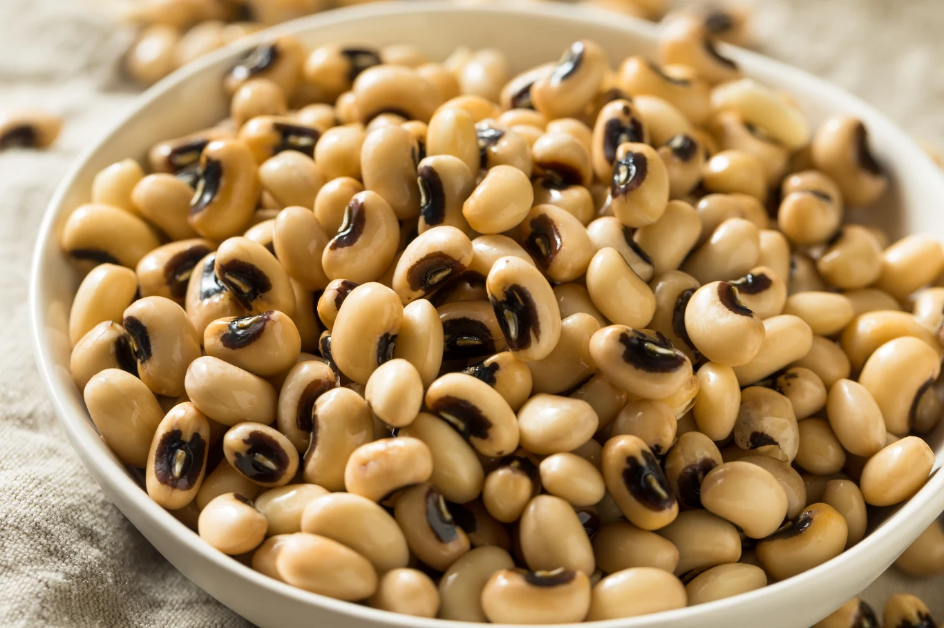 Doskonałe źródło białka i niewiele kalorii. Fasolka z czarnym oczkiem syci na długo, zbija cukier i łagodzi zaparcia Doskonałe źródło białka i niewiele kalorii. Fasolka z czarnym oczkiem syci na długo, zbija cukier i łagodzi zaparcia