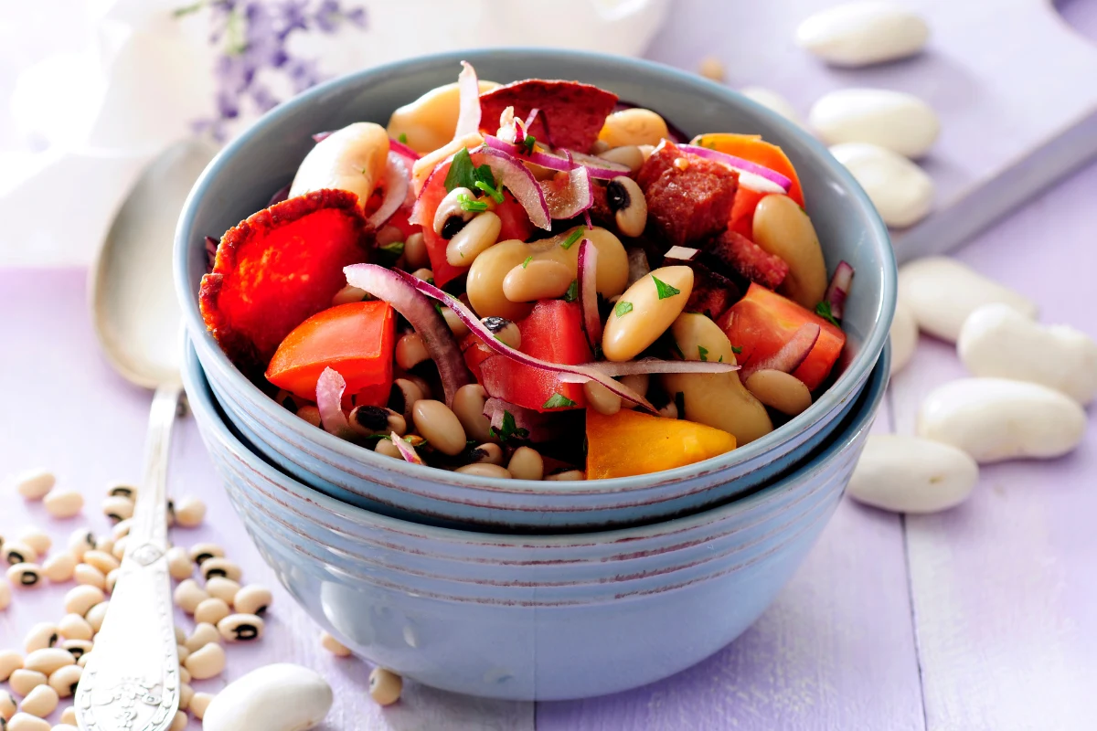 W kuchni greckiej popularna jest sałatka z czarnooką fasolką, papryką, ogórkiem i ziołami W kuchni greckiej popularna jest sałatka z czarnooką fasolką, papryką, ogórkiem i ziołami