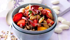 W kuchni greckiej popularna jest sałatka z czarnooką fasolką, papryką, ogórkiem i ziołami