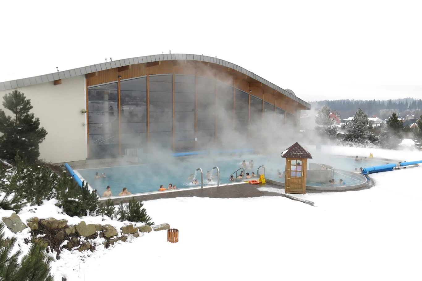 Białka Tatrzańska oferuje doskonałe trasy narciarskie, a także relaks w basenach termalnych z widokiem na Tatry. Białka Tatrzańska oferuje doskonałe trasy narciarskie, a także relaks w basenach termalnych z widokiem na Tatry.